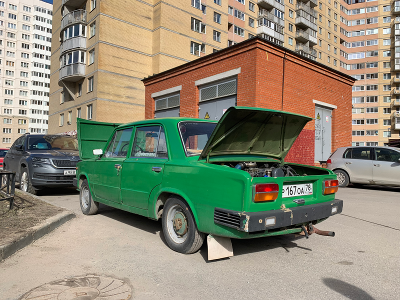 Faux Lada from the rear. Hard to see but, on the top right corner of the rear widow, the car’s Soviet Era license plate number is etched into the glass. This was done in order to prevent window theft. As of March 2019, this theft-prevention system apparently still works.